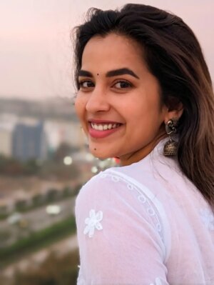Komalee Prasad Instagram - Don't know what to caption. I am just Clearing the "save draft" folder. 🌻🤍🙈