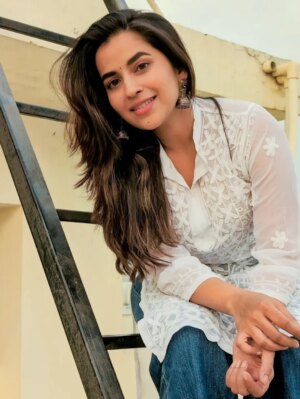Komalee Prasad Instagram - Don't know what to caption. I am just Clearing the "save draft" folder. 🌻🤍🙈