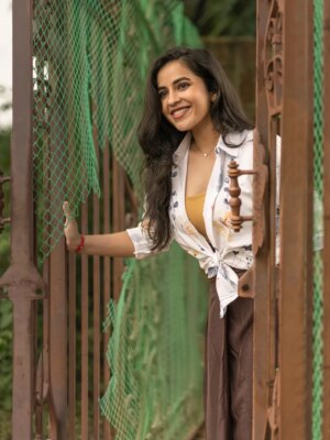 Komalee Prasad Instagram - Some softness...💜 some flowers...🌺 some feelings...🦋
.
.
Captured by @prasad_singarapu @leafthestudio ✨
