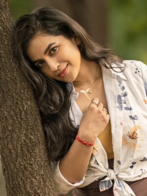 Komalee Prasad Instagram - Some softness...💜 some flowers...🌺 some feelings...🦋
.
.
Captured by @prasad_singarapu @leafthestudio ✨
