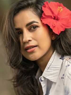 Komalee Prasad Instagram - Some softness...💜 some flowers...🌺 some feelings...🦋
.
.
Captured by @prasad_singarapu @leafthestudio ✨