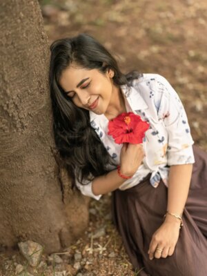 Komalee Prasad Instagram - Some softness...💜 some flowers...🌺 some feelings...🦋
.
.
Captured by @prasad_singarapu @leafthestudio ✨