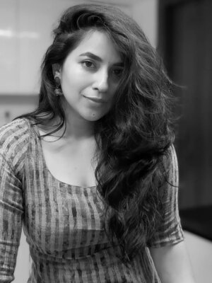 Komalee Prasad Instagram - Reminding you of me In between the lights and shadows 🖤🌻🤍
.
.
.
.
#lontimenosee