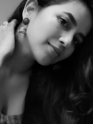 Komalee Prasad Instagram - Reminding you of me In between the lights and shadows 🖤🌻🤍
.
.
.
.
#lontimenosee
