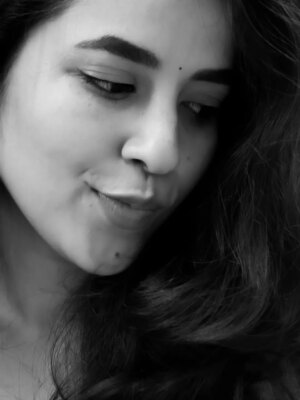 Komalee Prasad Instagram - Reminding you of me In between the lights and shadows 🖤🌻🤍
.
.
.
.
#lontimenosee