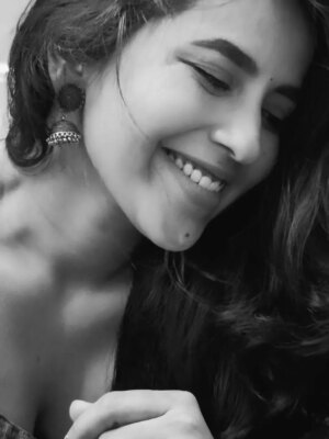Komalee Prasad Instagram - Reminding you of me In between the lights and shadows 🖤🌻🤍
.
.
.
.
#lontimenosee
