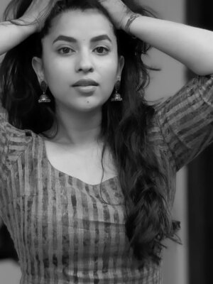 Komalee Prasad Instagram - Reminding you of me In between the lights and shadows 🖤🌻🤍
.
.
.
.
#lontimenosee