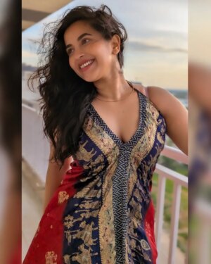 Komalee Prasad Instagram - Birthday post(love letter) for you all 🫵🏻💌

You all have given me love when I needed it but today felt special. ✨
All those stories , posts, emails, messages, rooting for me and for us, i realised how blessed I am to have all of your hands along with mine in the prayers.🥺
This means everything to me and this is everything I need. 🫴🏻🙏🏻
I take this so personally that i want to only prove that your choice to love me is right,  in every step , with every film. This might take a while but this will be a journey for all of us. A journey i will make sure you remember. 🤜🏻🤛🏻

To each and everyone of you individually , I LOVE YOU from the bottom of my heart. Thank you for making this day so memorable. 🫂💌

Yours,
Prasad 🥰