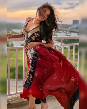 Komalee Prasad Instagram - Birthday post(love letter) for you all 🫵🏻💌

You all have given me love when I needed it but today felt special. ✨
All those stories , posts, emails, messages, rooting for me and for us, i realised how blessed I am to have all of your hands along with mine in the prayers.🥺
This means everything to me and this is everything I need. 🫴🏻🙏🏻
I take this so personally that i want to only prove that your choice to love me is right,  in every step , with every film. This might take a while but this will be a journey for all of us. A journey i will make sure you remember. 🤜🏻🤛🏻

To each and everyone of you individually , I LOVE YOU from the bottom of my heart. Thank you for making this day so memorable. 🫂💌

Yours,
Prasad 🥰