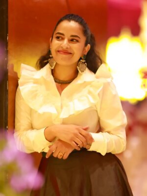Komalee Prasad Instagram - Photographer jaldi focus karo! 🧏🏻🏵️🥁🌻💗
.
.
.
And @prasad_singarapu 📸 actually does! 🥰
#bffweddingdiaries #strictlydramatic