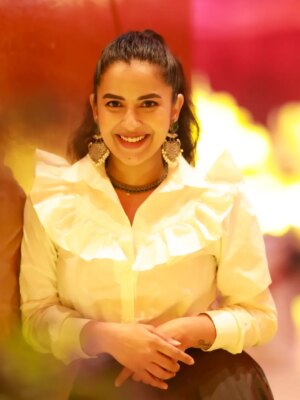 Komalee Prasad Instagram - Photographer jaldi focus karo! 🧏🏻🏵️🥁🌻💗
.
.
.
And @prasad_singarapu 📸 actually does! 🥰
#bffweddingdiaries #strictlydramatic