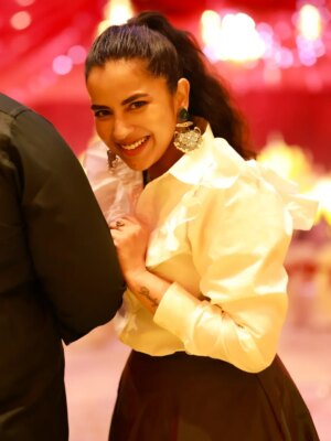 Komalee Prasad Instagram - Photographer jaldi focus karo! 🧏🏻🏵️🥁🌻💗
.
.
.
And @prasad_singarapu 📸 actually does! 🥰
#bffweddingdiaries #strictlydramatic