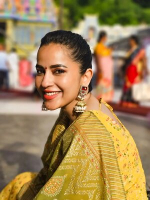 Komalee Prasad Instagram - Durga maa on a Friday, as special as it can get. 🌺🏵️💜
#fridayblessings #jaibhavani