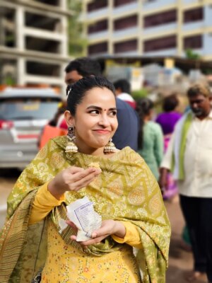Komalee Prasad Instagram - Durga maa on a Friday, as special as it can get. 🌺🏵️💜
#fridayblessings #jaibhavani