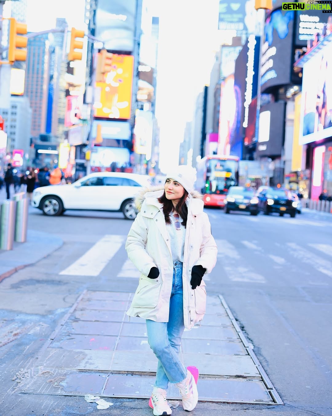 Krisheka Patel - 7.6K Likes - Forever in love with New York 🤌🏻💕🫶🏻😻#nycstreets#timesquarenewyorkcity🌆🗽#snow❄☃️ #lovenyc❤️ #lovetravling✈️