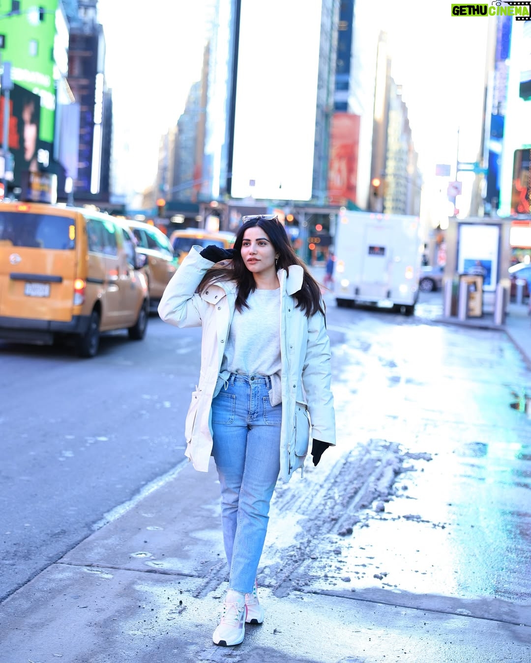 Krisheka Patel - 7.6K Likes - Forever in love with New York 🤌🏻💕🫶🏻😻#nycstreets#timesquarenewyorkcity🌆🗽#snow❄☃️ #lovenyc❤️ #lovetravling✈️