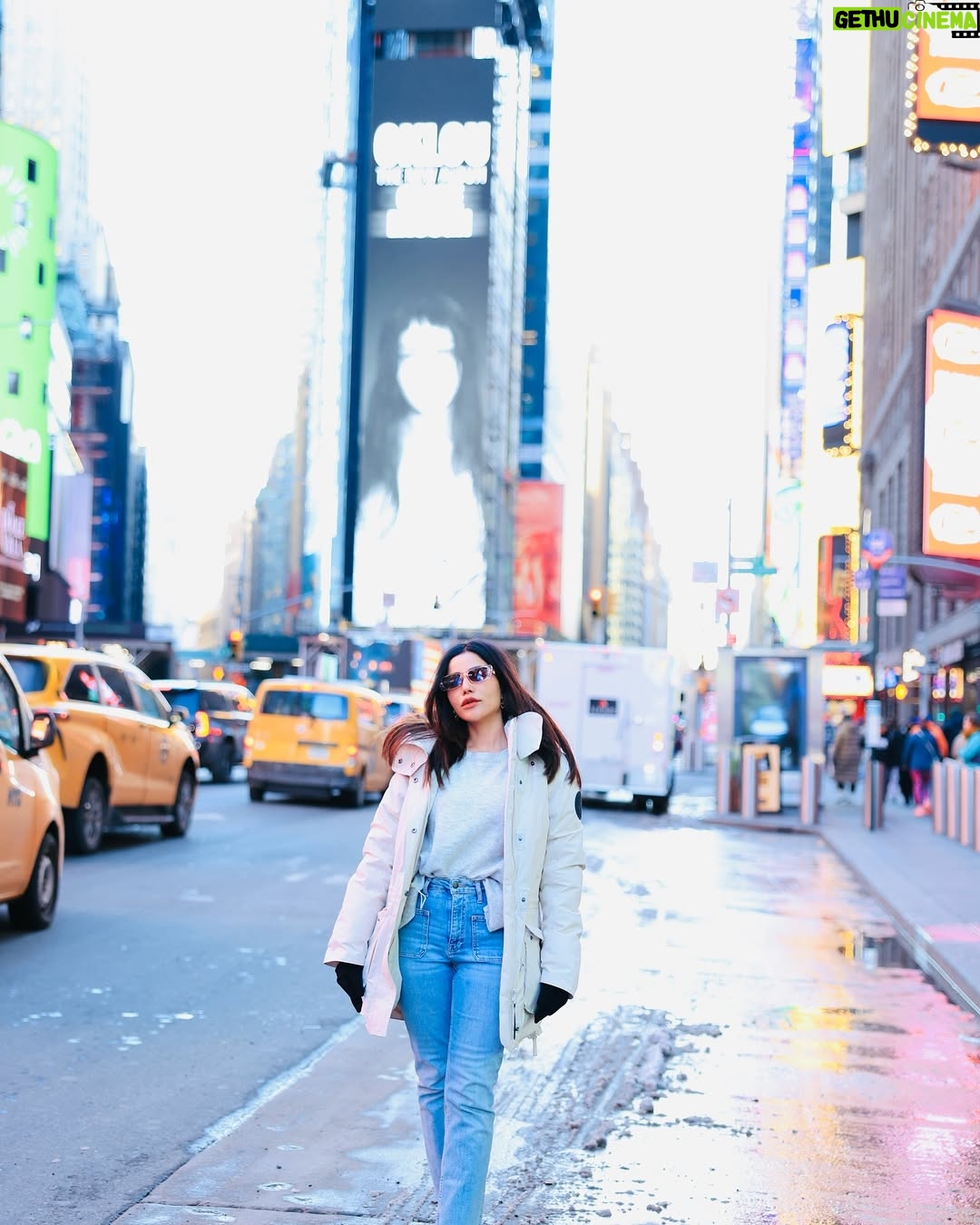 Krisheka Patel - 7.6K Likes - Forever in love with New York 🤌🏻💕🫶🏻😻#nycstreets#timesquarenewyorkcity🌆🗽#snow❄☃️ #lovenyc❤️ #lovetravling✈️