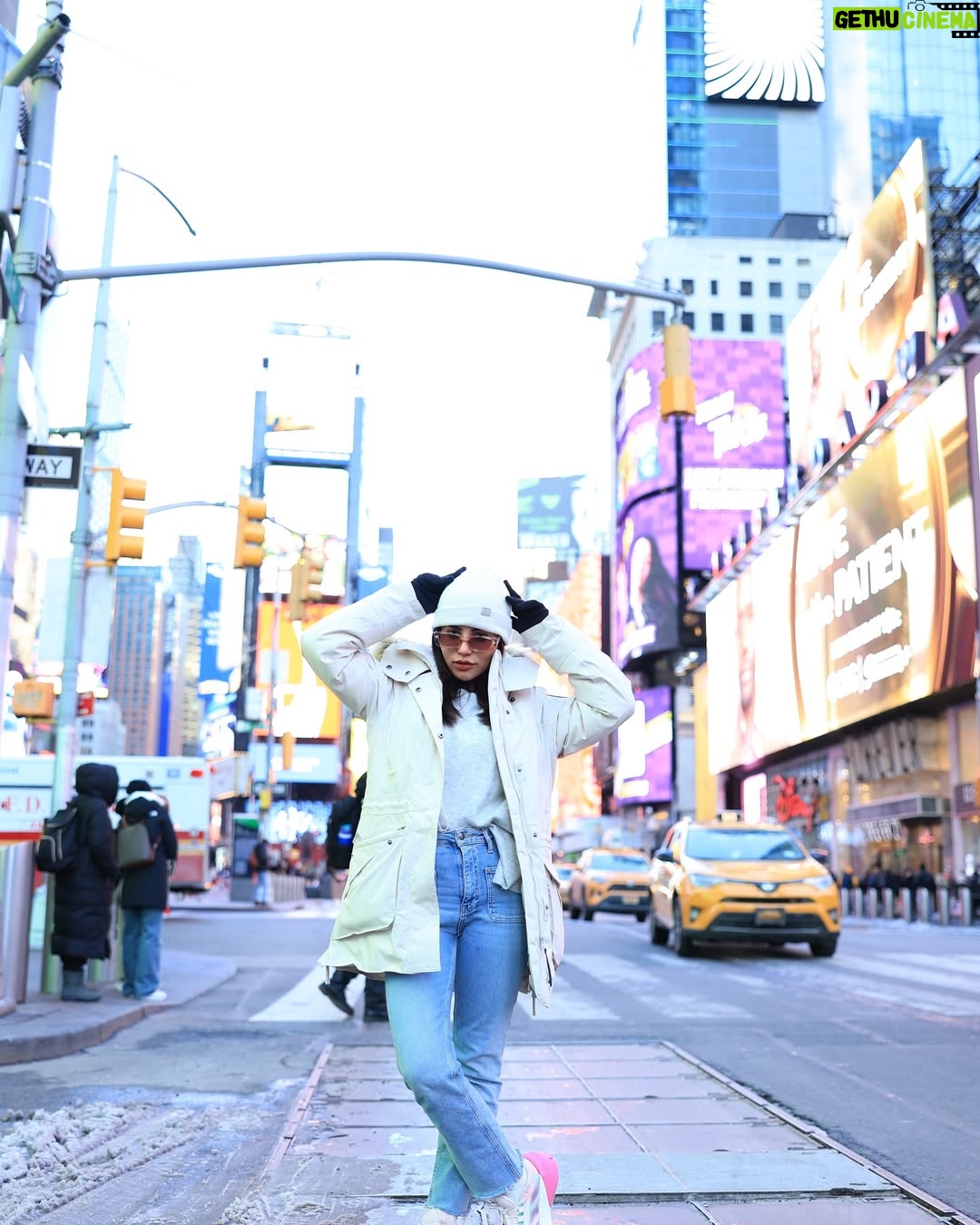 Krisheka Patel - 7.6K Likes - Forever in love with New York 🤌🏻💕🫶🏻😻#nycstreets#timesquarenewyorkcity🌆🗽#snow❄☃️ #lovenyc❤️ #lovetravling✈️