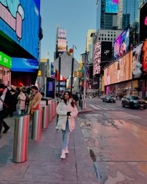 Krisheka Patel Instagram - Forever in love with New York 🤌🏻💕🫶🏻😻#nycstreets#timesquarenewyorkcity🌆🗽#snow❄☃️ #lovenyc❤️ #lovetravling✈️