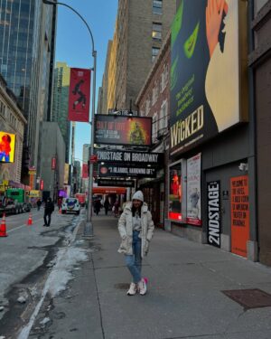 Krisheka Patel Instagram - Forever in love with New York 🤌🏻💕🫶🏻😻#nycstreets#timesquarenewyorkcity🌆🗽#snow❄☃️ #lovenyc❤️ #lovetravling✈️