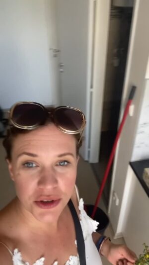 Kristýna Leichtová Instagram - Edit: ve v.o. říkám špatnou vrbovou adresu 🤦🏻♀️
Jednou pro vždy je to www.uklid.to
Úklid po stěhování je mordor!!!!🤯
My to letos zažili 2x a protože se opravdu nestydím říct si o pomoc v otázkách úklidu, povolali jsme v Ostravě ty nejpovolanější @uklid.to_ čistota hned bez kompromisů. Běžný úklid generalní úklid, mytí oken, tepování koberců, čalounění a další úklidové práce - všechno zvládnou!
Za nás naprostá spokojenost!
P.S.: doporučuji jako dárek pro maminky v šestinedělí, samoživitele, prarodiče, učitelky v MŠ, nebo jen tak z lásky… ❤️😉
