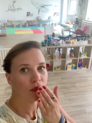 Kristýna Leichtová Instagram - Milý Koutku, neloučím se s tebou navždycky, doufám že tě budeme s holčičkami navštěvovat a já tu ještě udělám pár zábavných a zajímavých akcí. Doufám že se ti bude dařit líp a líp a že tvá kapacita bude praskat ve švech 😂. Protože rodiče z centra Ostravy si takové místo pro děti prostě zaslouží!
Naše společná cesta byla velmi trnitá a náročná i zábavná a rozhodně na zkušenostech obohacující, děkuji za to. Ale už od dubna jdeme každý svou cestou. Koutek má nové vedení. Nepotkáte mě tu, pokud nebude uvedeno jinak.
Začíná nový školní rok a Koutek má plno nových i stávajících kroužků, dětskou skupinku a mnoho dalšího!
Ať žije Koutek světa!