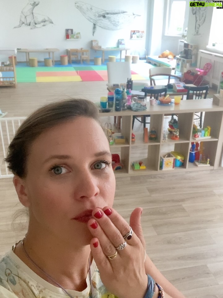 Kristýna Leichtová - 1.3K Likes - Milý Koutku, neloučím se s tebou navždycky, doufám že tě budeme s holčičkami navštěvovat a já tu ještě udělám pár zábavných a zajímavých akcí. Doufám že se ti bude dařit líp a líp a že tvá kapacita bude praskat ve švech 😂. Protože rodiče z centra Ostravy si takové místo pro děti prostě zaslouží!
Naše společná cesta byla velmi trnitá a náročná i zábavná a rozhodně na zkušenostech obohacující, děkuji za to. Ale už od dubna jdeme každý svou cestou. Koutek má nové vedení. Nepotkáte mě tu, pokud nebude uvedeno jinak.
Začíná nový školní rok a Koutek má plno nových i stávajících kroužků, dětskou skupinku a mnoho dalšího! 
Ať žije Koutek světa!