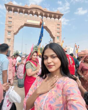Kriti Chaudhary Instagram - Nirjala Ekadasi ke din baba khatu Shyam jika darsan 💕💕💕💕💕💕#khatushyamdarshan #khatu_shyam_ji_ #ekadashispecial🙏🙏