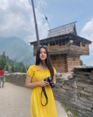 Kritika Chauhan Instagram - Lovin’ this Yellow glow.💛✨