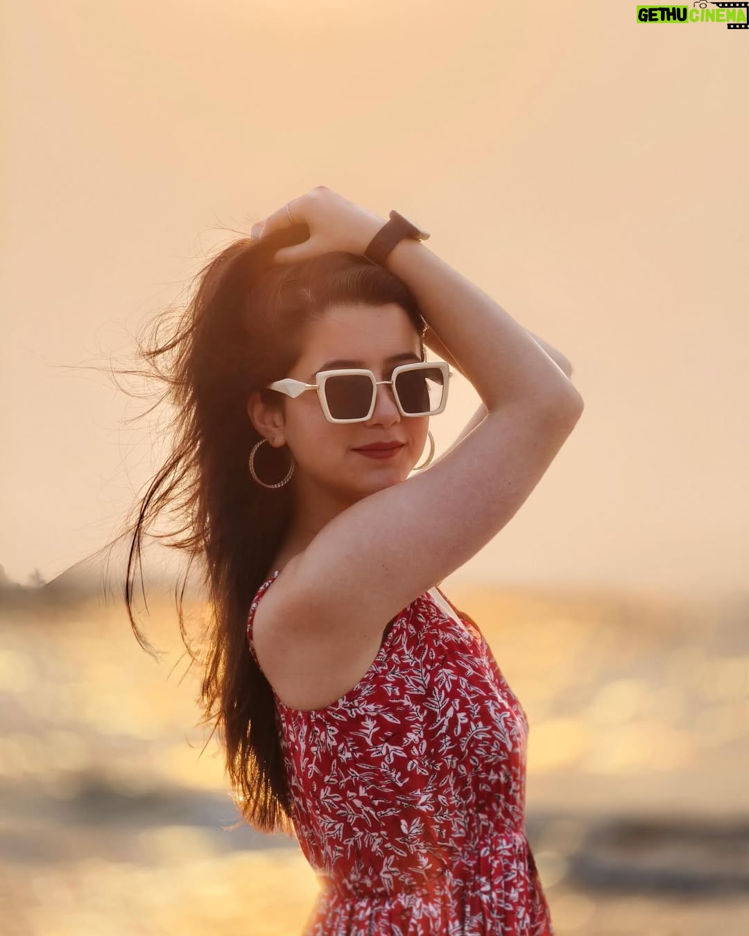Kritika Chauhan - 5.4K Likes - This is how you fall in love♥️🌞