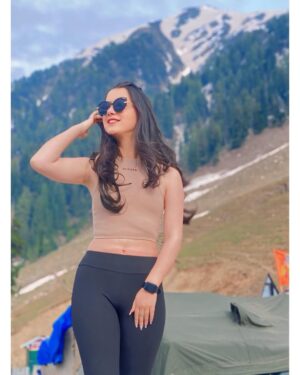 Kritika Chauhan Instagram - A date with the mountains🫰🏻🫠
#shootdiaries 🧿🫶🏻