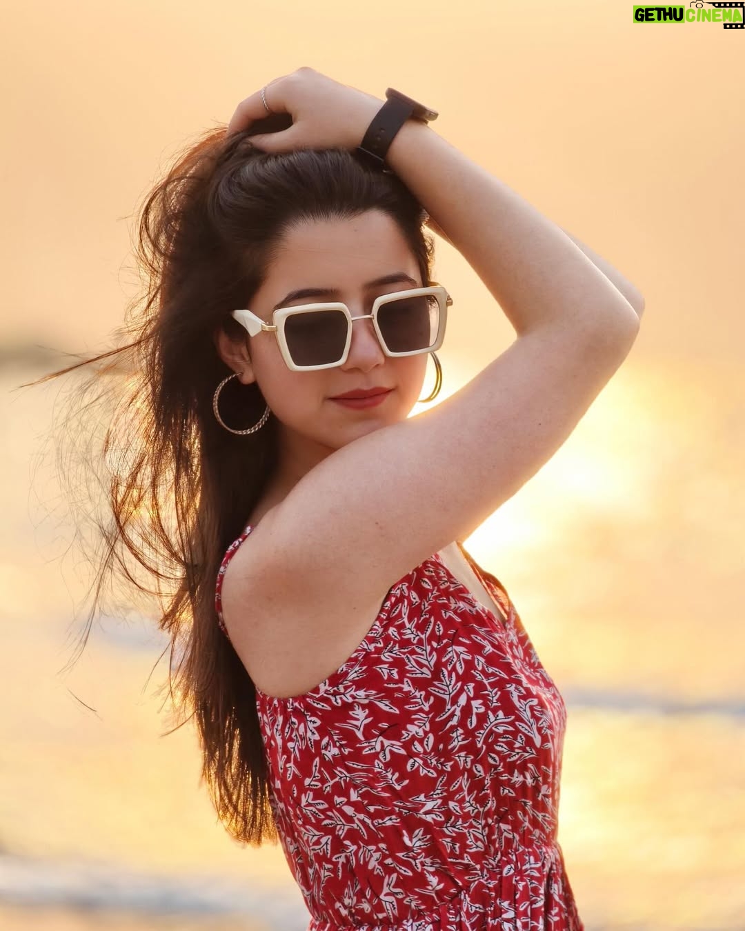 Kritika Chauhan - 5.4K Likes - This is how you fall in love♥️🌞