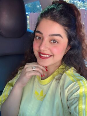 Kritika Kamal Instagram - Serving smiles, sunnies, and sweet hair vibes 😎✨❤️
.
.
.
.
.
#curlyhairstyle #summervibe #trending
