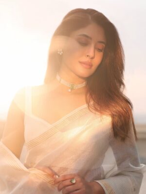 Kritika Kamra Instagram - Oh how I loved wearing this @cinnabar Chanderi saree and all @anumerton jewellery yesterday!
Both handcrafted with love and pride in India 🤍

Photos : @amey_ghatge 
Makeup : @harryrajput64 
Hair : @tinamukharjee 
Styled by @devs213
Assisted by @hemachoudharyy @isha.suvarna