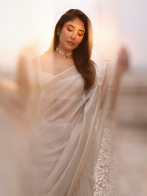 Kritika Kamra Instagram - Oh how I loved wearing this @cinnabar Chanderi saree and all @anumerton jewellery yesterday!
Both handcrafted with love and pride in India 🤍

Photos : @amey_ghatge 
Makeup : @harryrajput64 
Hair : @tinamukharjee 
Styled by @devs213
Assisted by @hemachoudharyy @isha.suvarna