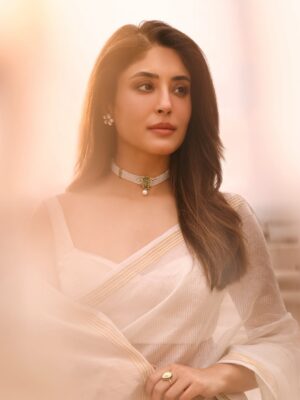 Kritika Kamra Instagram - Oh how I loved wearing this @cinnabar Chanderi saree and all @anumerton jewellery yesterday!
Both handcrafted with love and pride in India 🤍

Photos : @amey_ghatge 
Makeup : @harryrajput64 
Hair : @tinamukharjee 
Styled by @devs213
Assisted by @hemachoudharyy @isha.suvarna
