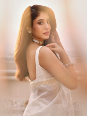 Kritika Kamra Instagram - Oh how I loved wearing this @cinnabar Chanderi saree and all @anumerton jewellery yesterday!
Both handcrafted with love and pride in India 🤍

Photos : @amey_ghatge 
Makeup : @harryrajput64 
Hair : @tinamukharjee 
Styled by @devs213
Assisted by @hemachoudharyy @isha.suvarna
