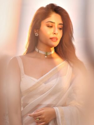 Kritika Kamra Instagram - Oh how I loved wearing this @cinnabar Chanderi saree and all @anumerton jewellery yesterday!
Both handcrafted with love and pride in India 🤍

Photos : @amey_ghatge 
Makeup : @harryrajput64 
Hair : @tinamukharjee 
Styled by @devs213
Assisted by @hemachoudharyy @isha.suvarna