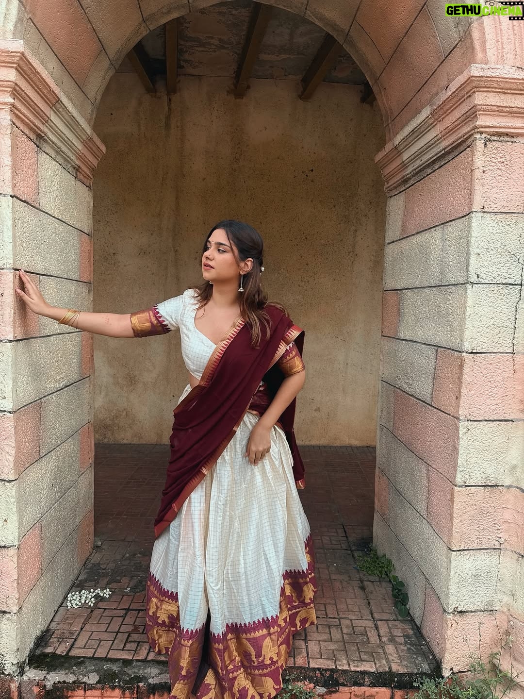 Krupal Akhanii - 1.3K Likes - Channelling my inner Meenamma🤍

Wearing: @tanhai.in 

#indian #southindian #photooftheday #photography #fyp