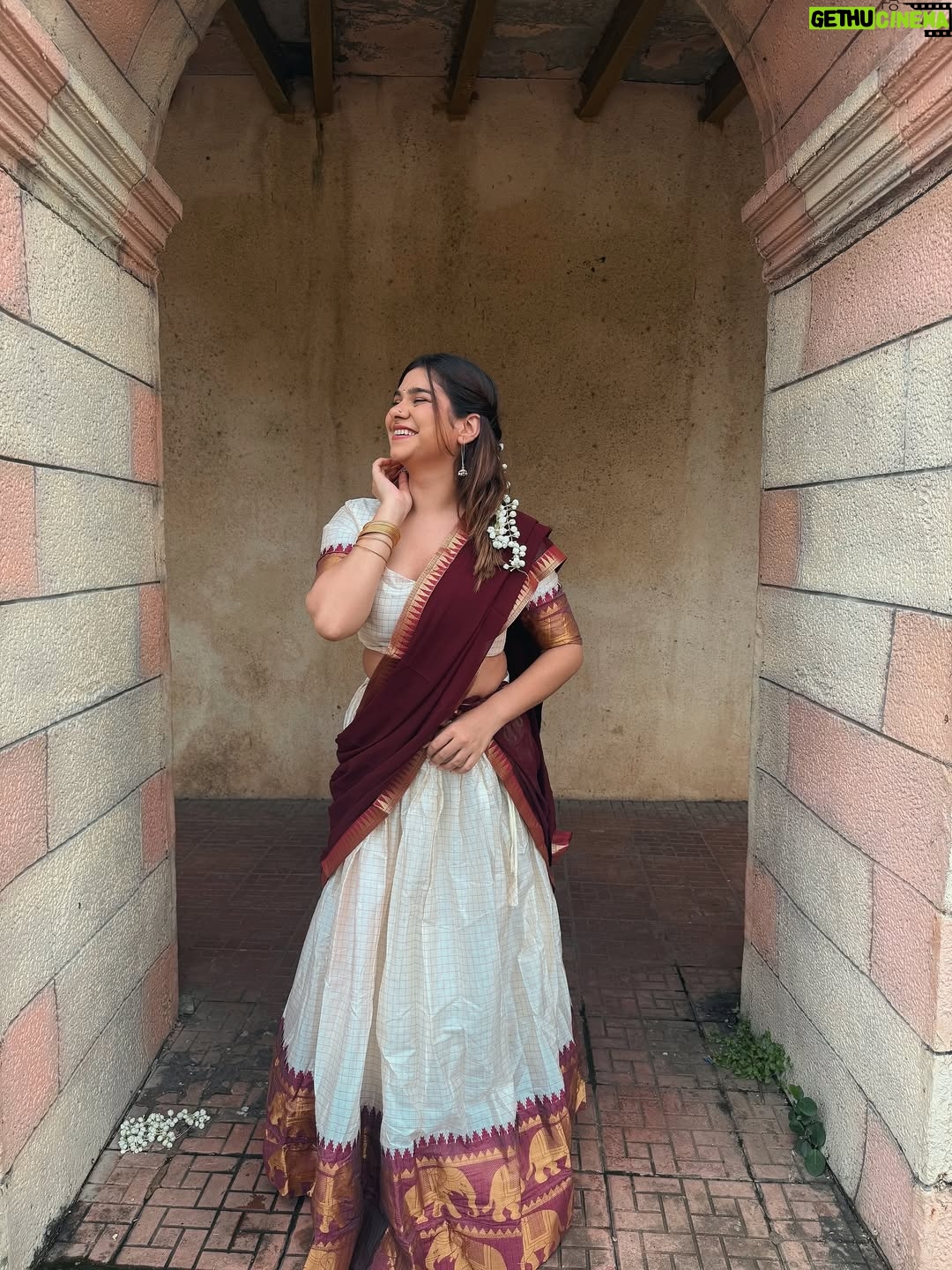 Krupal Akhanii - 1.3K Likes - Channelling my inner Meenamma🤍

Wearing: @tanhai.in 

#indian #southindian #photooftheday #photography #fyp