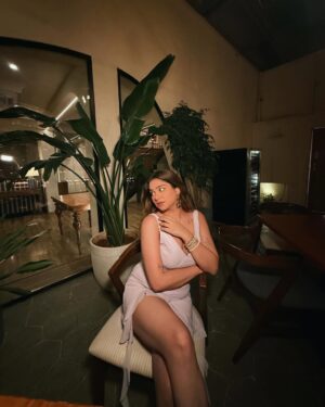 Krupal Akhanii Instagram - Cheri cheri lady💜
Wearing : @newme.asia
Product Id: 2056579
Use coupon code ‘KRU’ for additional discounts!
#ElitebyNEWME #NEWMEGals
#photoshoot #photooftheday #dinner #dinnerdate #dinnerplaces #mumbai #fashion #fashioninspo #lavender #summerdress #nightlife #fyp