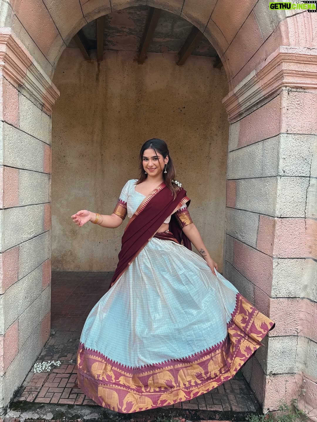 Krupal Akhanii - 1.3K Likes - Channelling my inner Meenamma🤍

Wearing: @tanhai.in 

#indian #southindian #photooftheday #photography #fyp