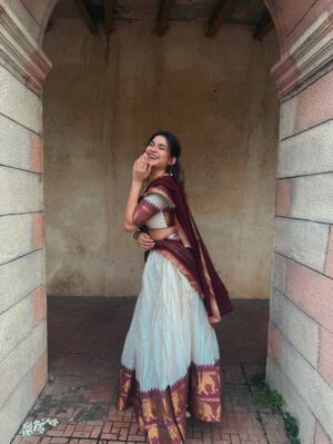 Krupal Akhanii Instagram - Channelling my inner Meenamma🤍
Wearing: @tanhai.in
#indian #southindian #photooftheday #photography #fyp