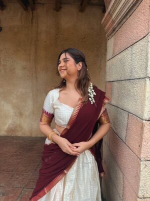 Krupal Akhanii Instagram - Channelling my inner Meenamma🤍
Wearing: @tanhai.in
#indian #southindian #photooftheday #photography #fyp