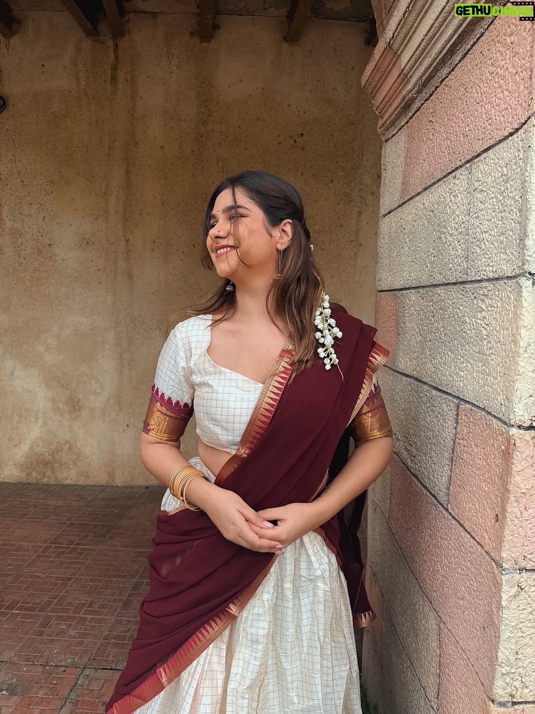Krupal Akhanii - 1.3K Likes - Channelling my inner Meenamma🤍

Wearing: @tanhai.in 

#indian #southindian #photooftheday #photography #fyp