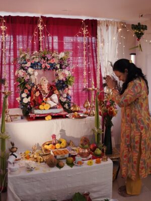 Krutika Solanki Instagram - Ganpati bappa morya ❤️
Thank you for blessing us this year again.
Day 1 was all about love, reunions and blessings .
.
#ɢᴀɴᴘᴀᴛɪʙᴀᴘᴘᴀᴍᴏʀʏᴀ #ganeshchaturthi #love