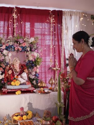 Krutika Solanki Instagram - Ganpati bappa morya ❤️
Thank you for blessing us this year again.
Day 1 was all about love, reunions and blessings .
.
#ɢᴀɴᴘᴀᴛɪʙᴀᴘᴘᴀᴍᴏʀʏᴀ #ganeshchaturthi #love
