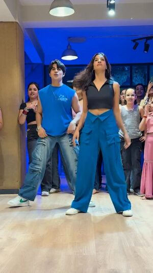 Krutika Solanki Instagram - Marjaani throwback❤️
.
#delhi you were a vibe and more , first time workshop of this one and the love you guys gave , thank you. See you with more such bollywood feels 19-20-21 September ❤️
.
D.C - @krutikasolankii @aadilkhann @teamaadilkhan
Shot at @10ft.downstudios