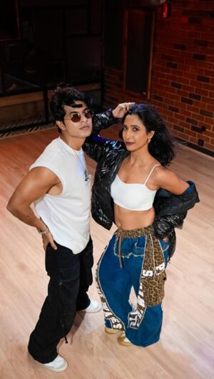 Krutika Solanki Instagram - With Mr.Perfect @aadilkhann 🕺🏻
.
Loving this song @gururandhawa @varundvn @janhvikapoor 😍
.
@simranjat_ you really nailed it here, so happy for you ❤️ well deserved
.
@yasshkadamm one word on your choreo 🔥
.
Location- @10ft.downstudios
Shot & edited by - @prince_photographer_official
.
.
#perfect #aadilkhan #gururandhwa #varundhawan #jahnavikapoor