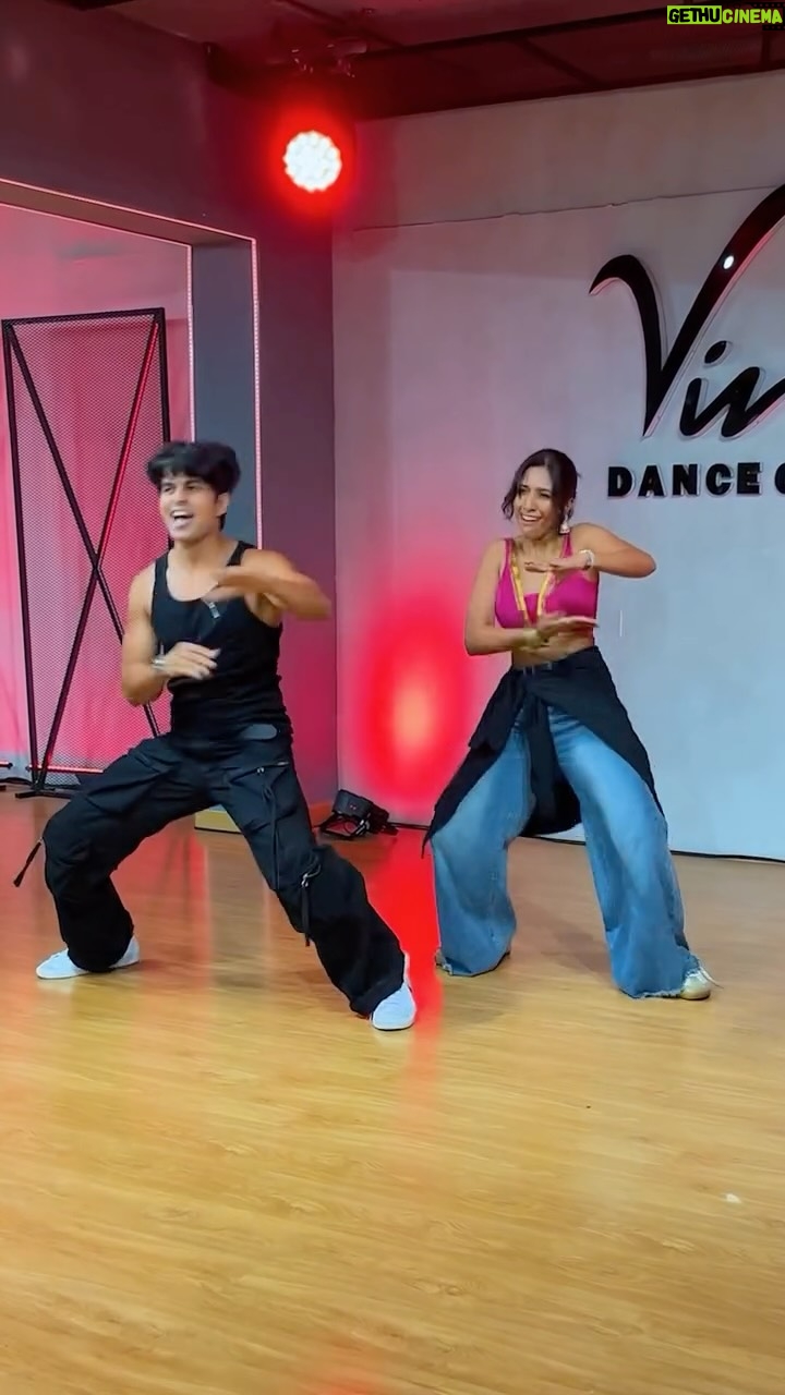 Krutika Solanki - 2.2K Likes - GURUGRAM - You are in for a BOLLYWOOD SUNDAY like no other . 21st september ❤️
Aadil x Krutika choreo workshops 
.
Chunari chunari 12-2pm 
Bijuriya 2.30 - 4.30pm 
Ishq Kamina - 5-7pm 
All classes at @10ftstudios.gurgaon @10ft.downstudios 
.
 DC @aadilkhann X @krutikasolankii

#delhi #workshop #gurugram #danceworkshop #ishqkameena #bollywood